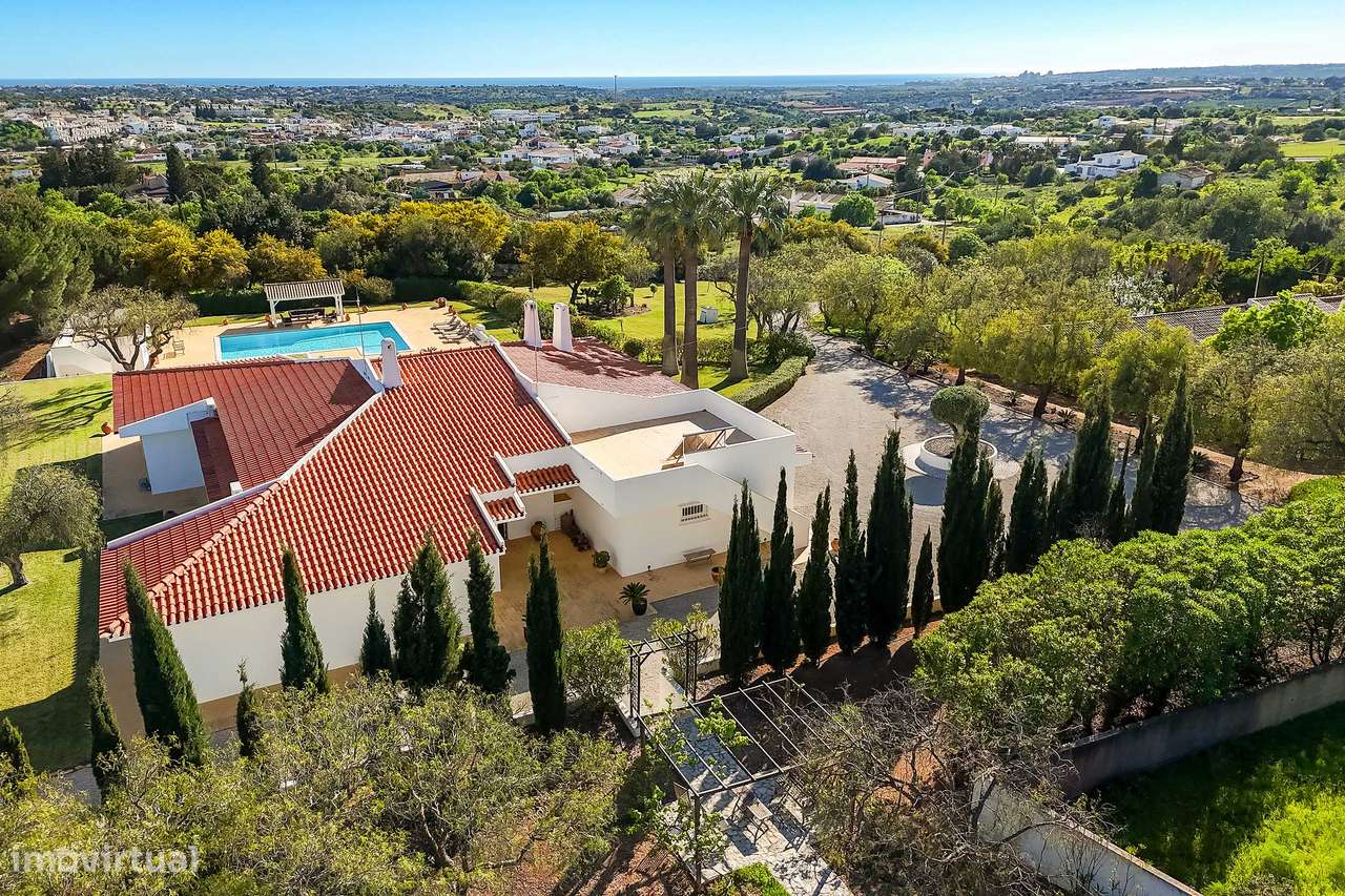 Moradia de luxo com piscina, anexo, campo de ténis  e jardim-48