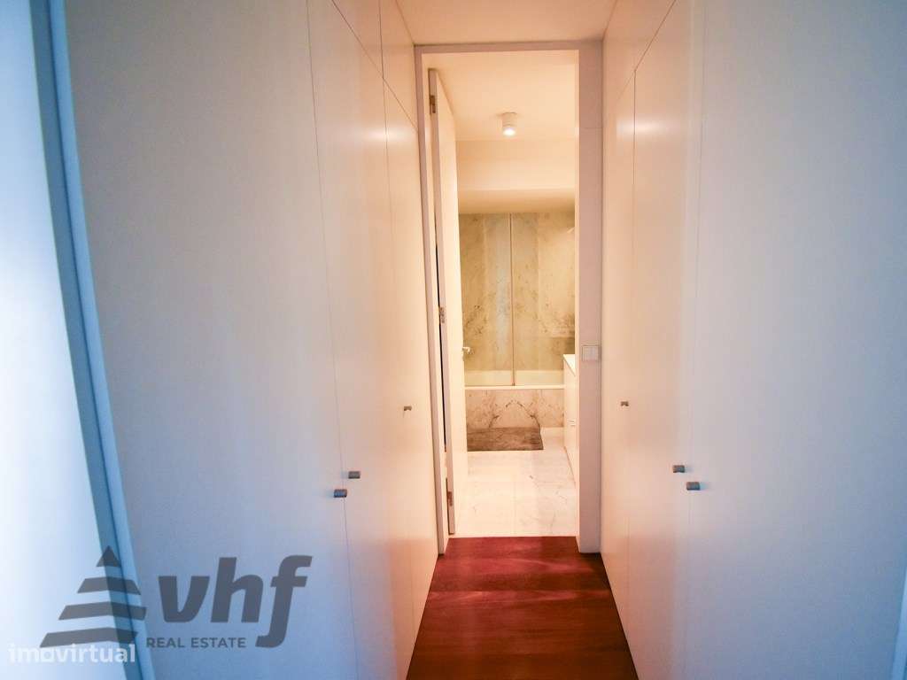 Oportunidade Única: T5 de Excelência no Condomínio Jardim das Camélias-22