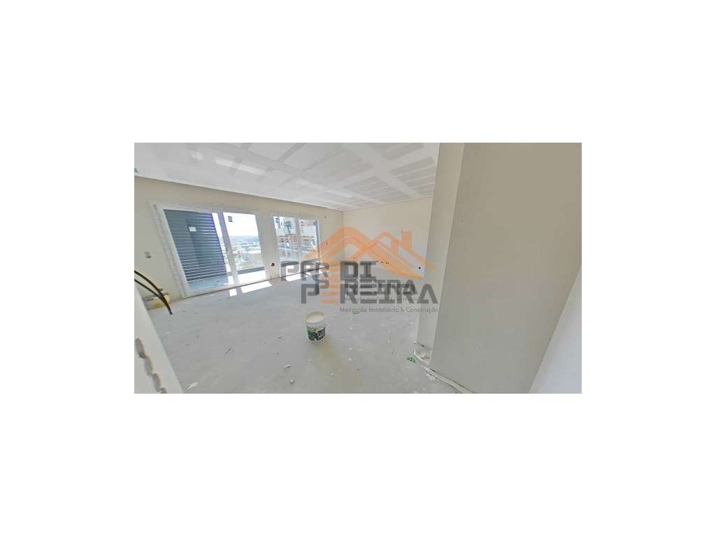 Apartamento T2, localizado em Santo António dos Cavaleiros. - Grande imagem: 4/22