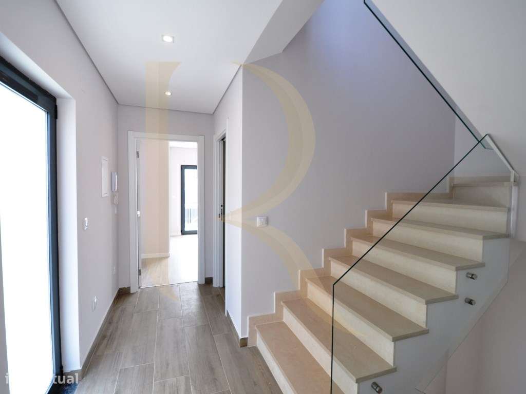 Moradia geminada nova T3 com garagem e terraço na Quinta do Conde-14