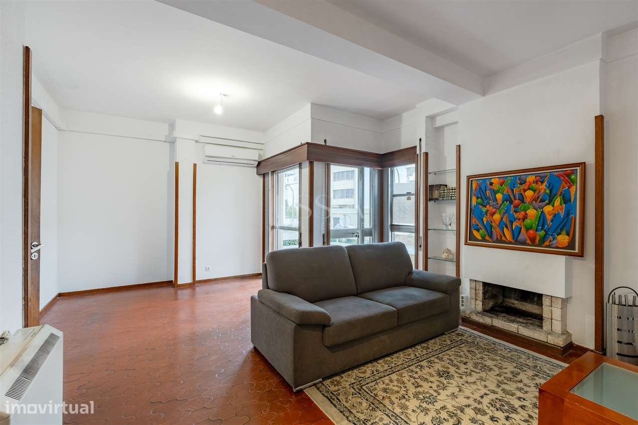 Apartamento T4 com Garagem Box entre o Marquês e Praça Sá Carneiro-6