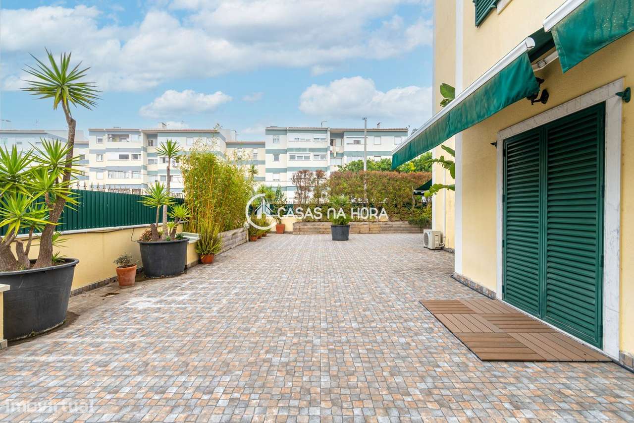 T2 com terraço enorme na Rua Paul Harris, no bairro do  Buzano.-18