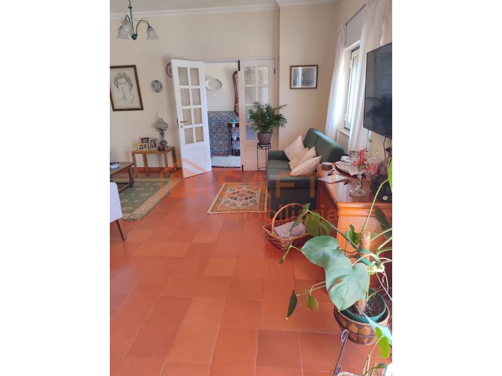 Moradia T5 com Piscina + Garagem para 3 Carros Oportunidade Imperdível-13