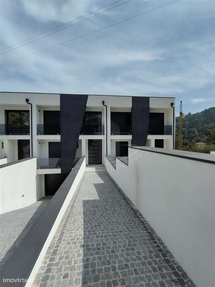 Moradia em banda em Santa Lucrécia-31