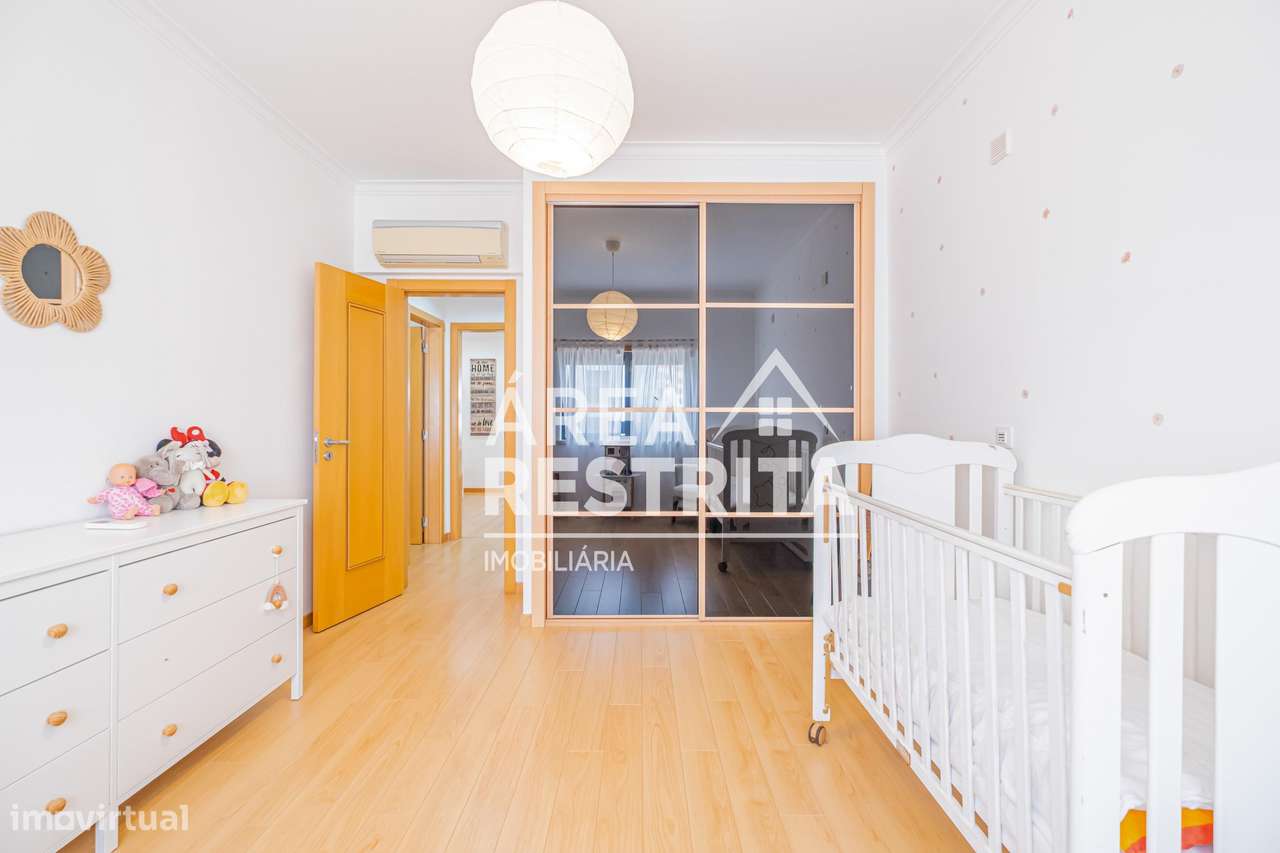 Apartamento T3 com parqueamento e varanda no Parque Luso em Corroios-35