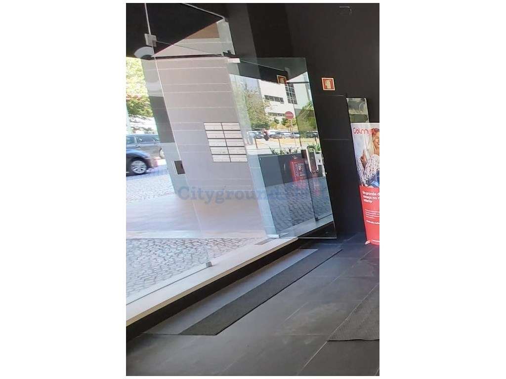 Loja com rendimento junto à Praça de Espanha com 2 lugares de estac... - Grande imagem: 3/6
