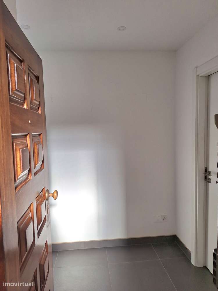 Moderno Apartamento c/ boa área , varanda e arrecadação-18