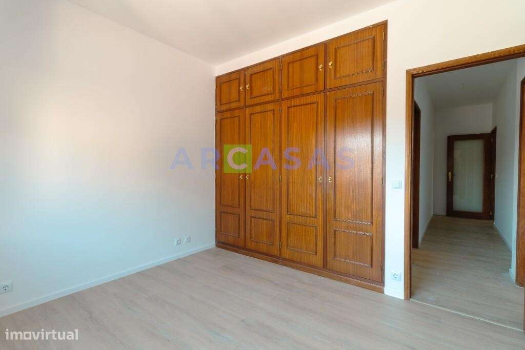 Apartamento T2 renovado, com lugar de garagem e varanda em Baguim do M-15