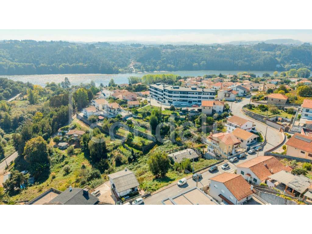Terreno de 1.330 m² com PROJETO APROVADO para 2 Moradias em Jovim (...-10