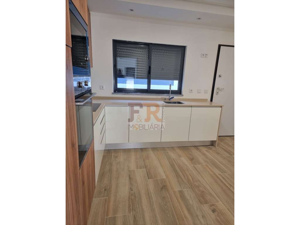 Moradia Geminada T3 com garagem e Terraço Quinta do Conde Sesimbra-21