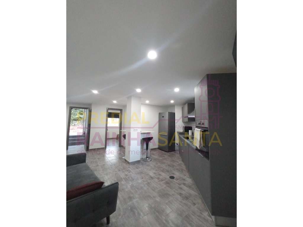 Prédio c/ três apartamentos T4 e lavandaria - Coimbra-0