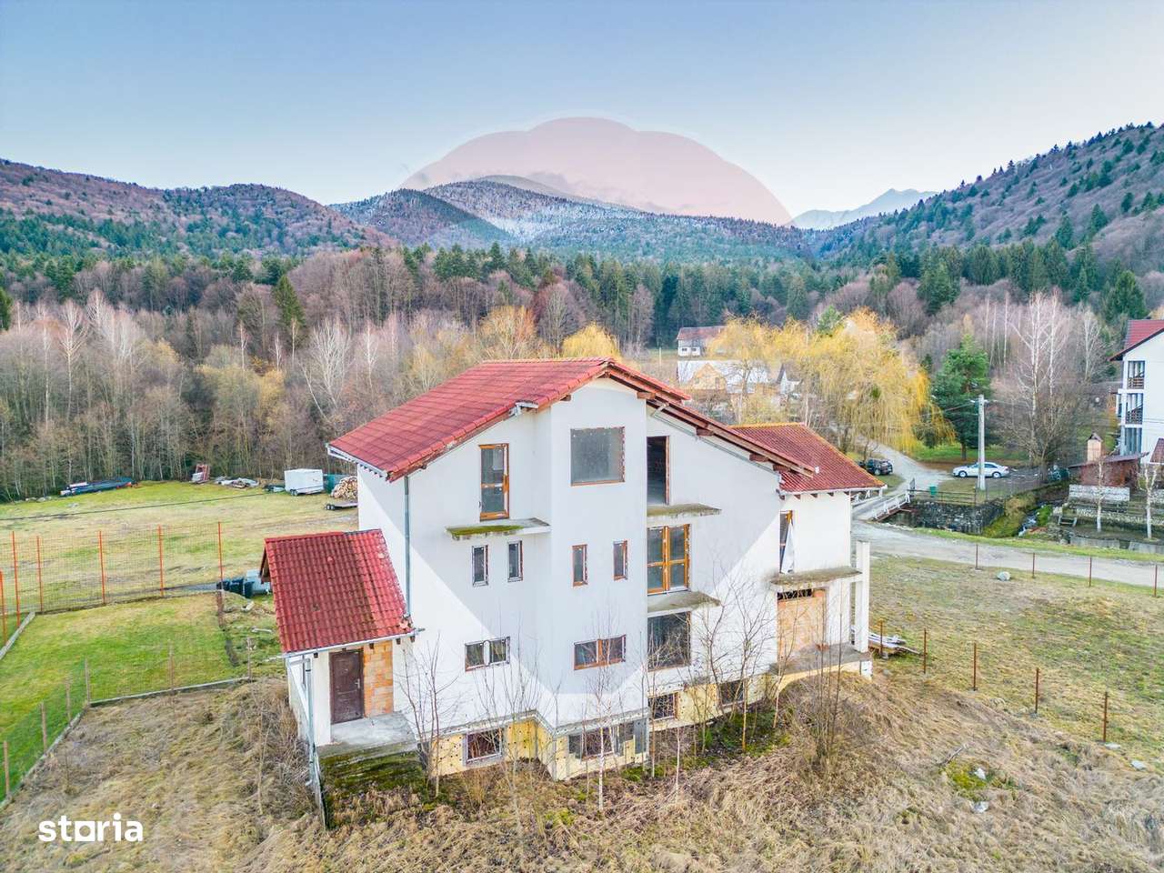Oportunitate rară pentru dezvoltare turistică la poalele Făgărașului - Imagine principală: 3/19