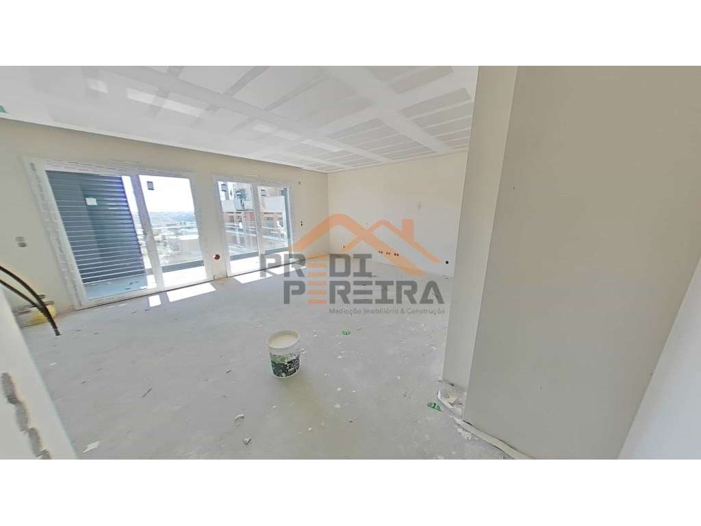 Apartamento T2, localizado em Santo António dos Cavaleiros. - Grande imagem: 4/27