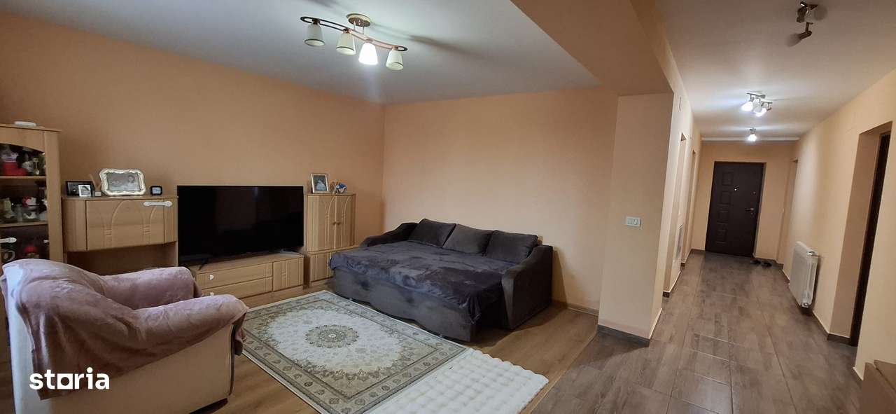 Vila cu Priveliște la Lacul Siutghiol-Spațiu Ideal pentru Două Familii - Imagine principală: 3/20