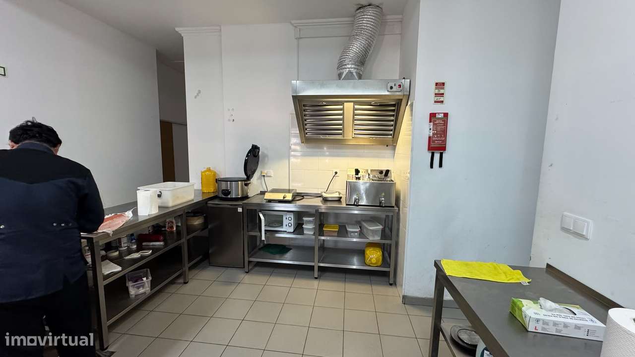 Trespasse de restaurante totalmente equipado em Massamá Norte-5