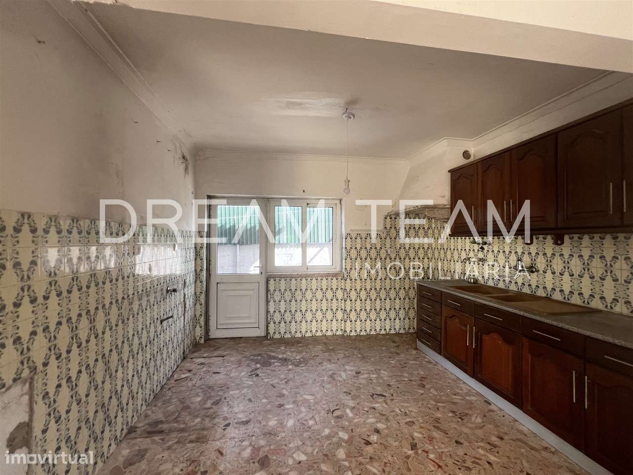 Moradia T4 Bifamiliar na Charneca da Caparica para Remodelação-15