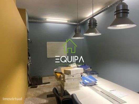 Loja licenciada para comércio e serviços, no centro da cidade de San-8