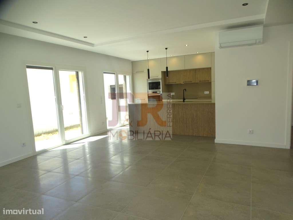 PRONTA!! Moradia Duplex T4 com Garagem, Quinta das laranjeiras Fern...-14