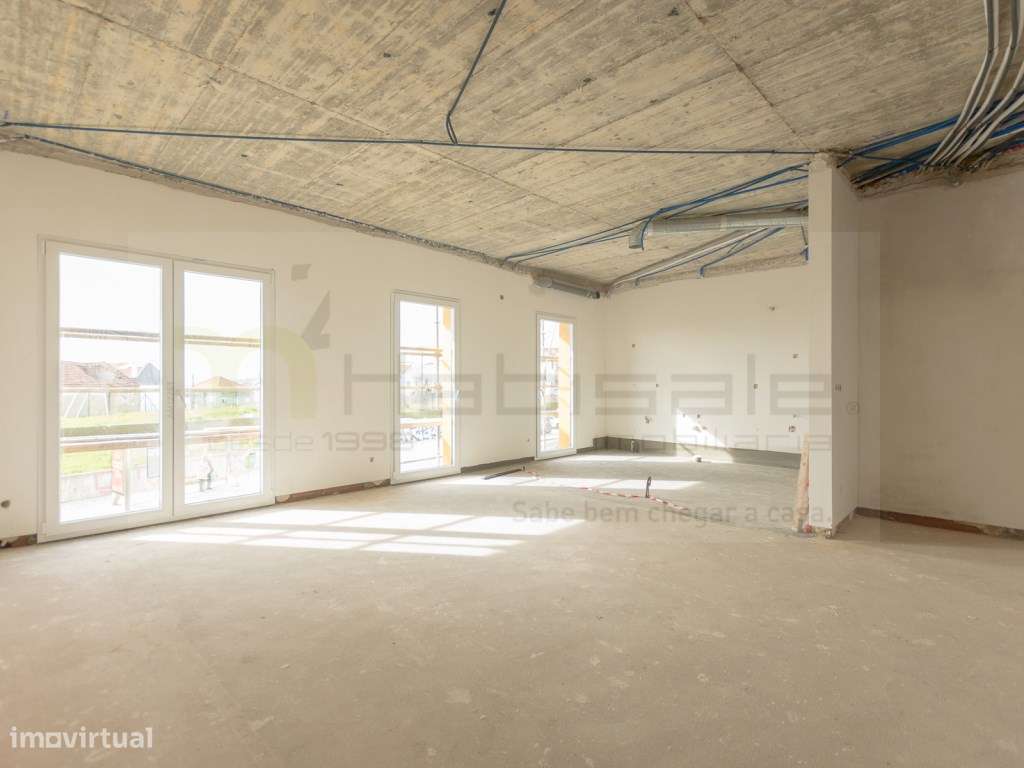 T3 em Condomínio Privado com Piscina no Centro de Famões-12