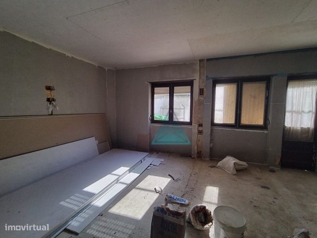 NOVIDADE * * T2 TOTALMENTE REMODELADO * * QUINTAL-13