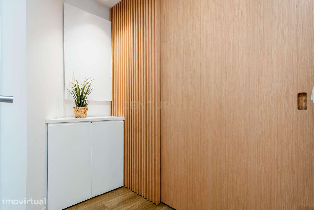 Apartamento Renovado com Terraço na Pontinha-22