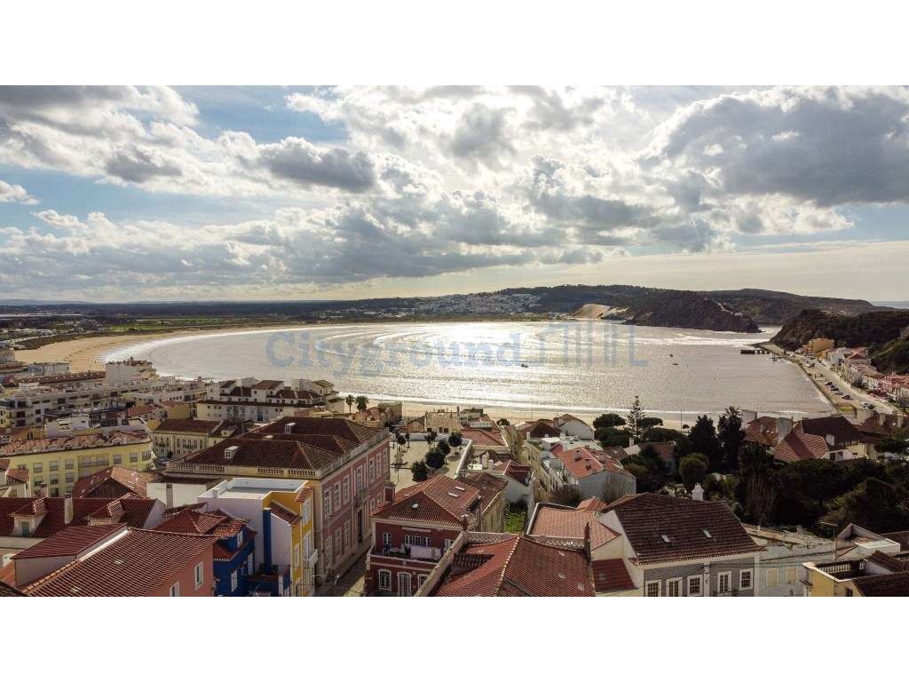 Prédio para renovar junto à praia de São Martinho do Porto - Grande imagem: 3/31