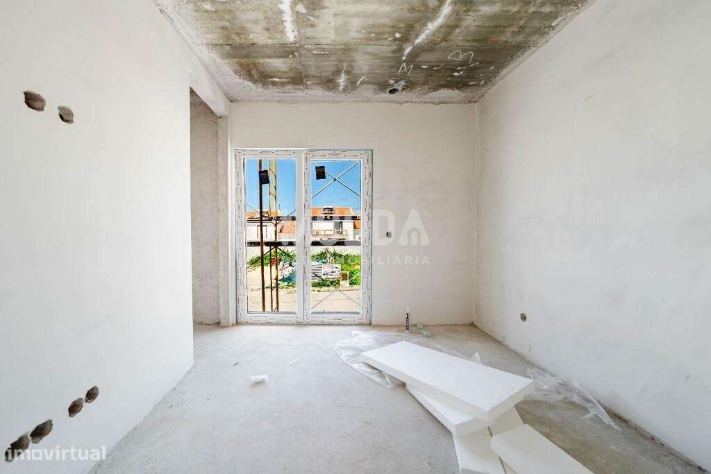 Moradia isolada de design contemporâneo nos Casais Mestre Mendo-23