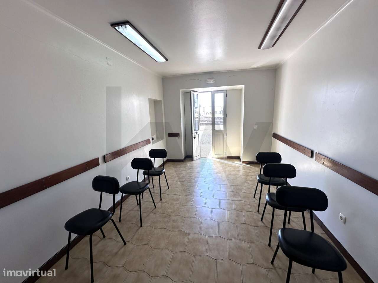 Moradia T4 com 2 Espaços de Comércio, no centro de Vila do Porto. - Grande imagem: 5/26