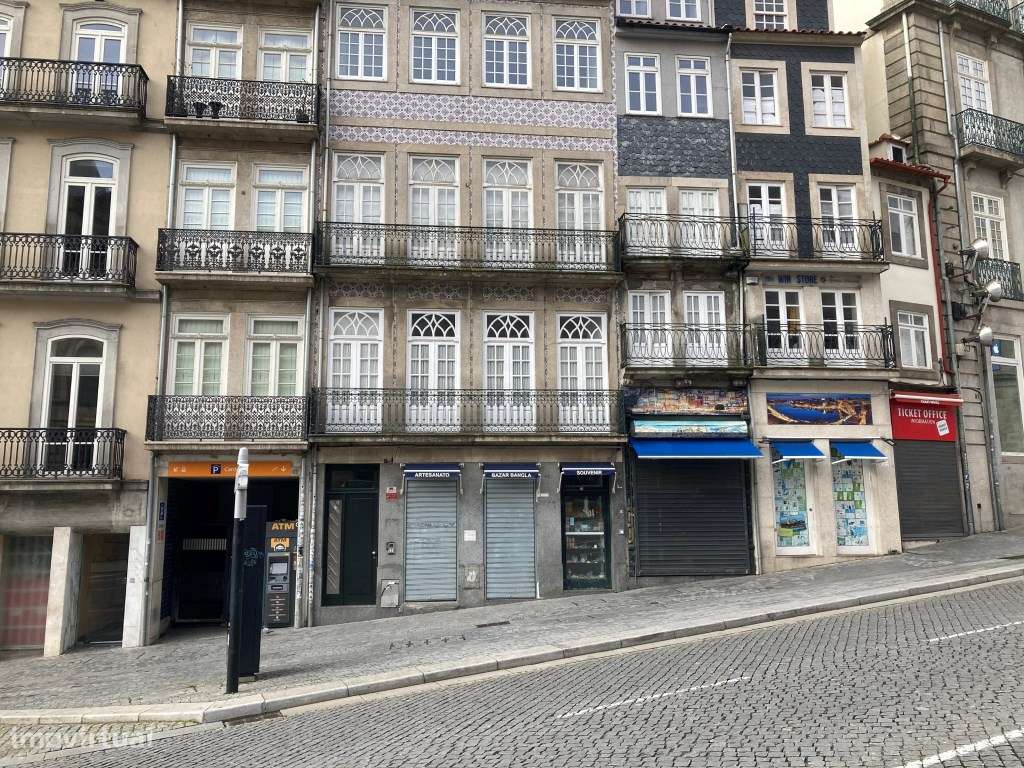 Fantástico T1 com varanda para a Praça Almeida Garrett (Estação de ...-0