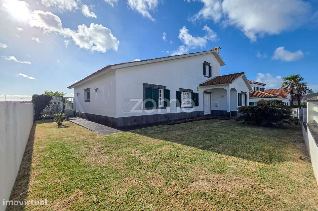 Moradia T4 com jardim e garagem na Fajã de Baixo - Grande imagem: 4/33