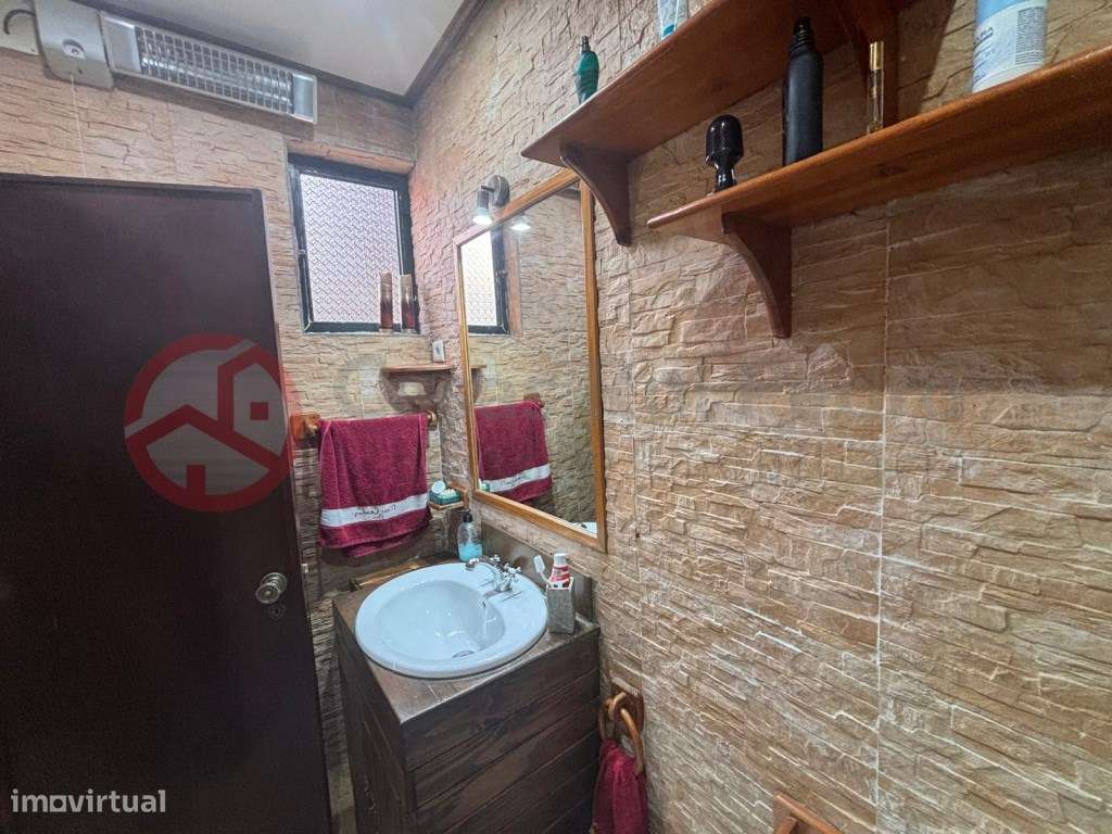 Moradia com dois apartamentos independentes no Laranjeiro, Almada-34