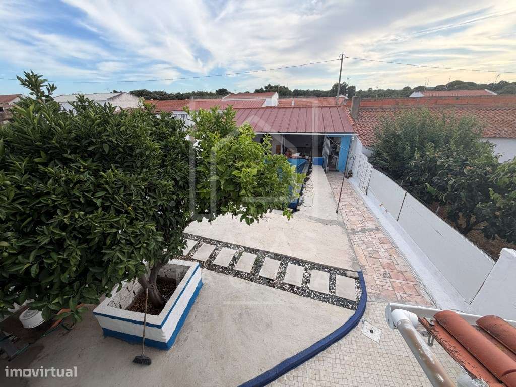 Moradia T2 com garagem e piscina completamente renovada em Canhestros-24