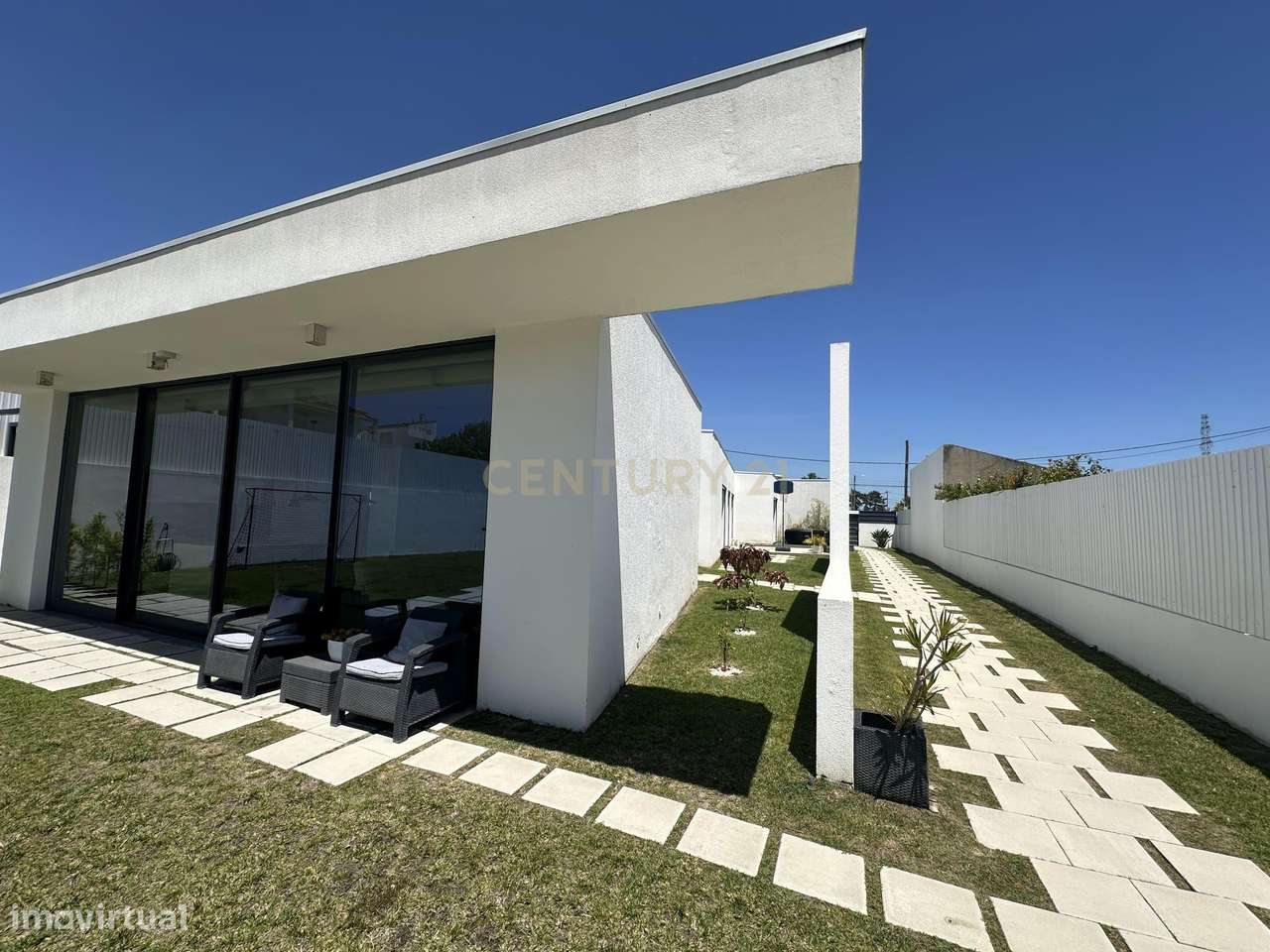 Moradia Térrea com Piscina aquecida e excelente jardim. Localizada em-7