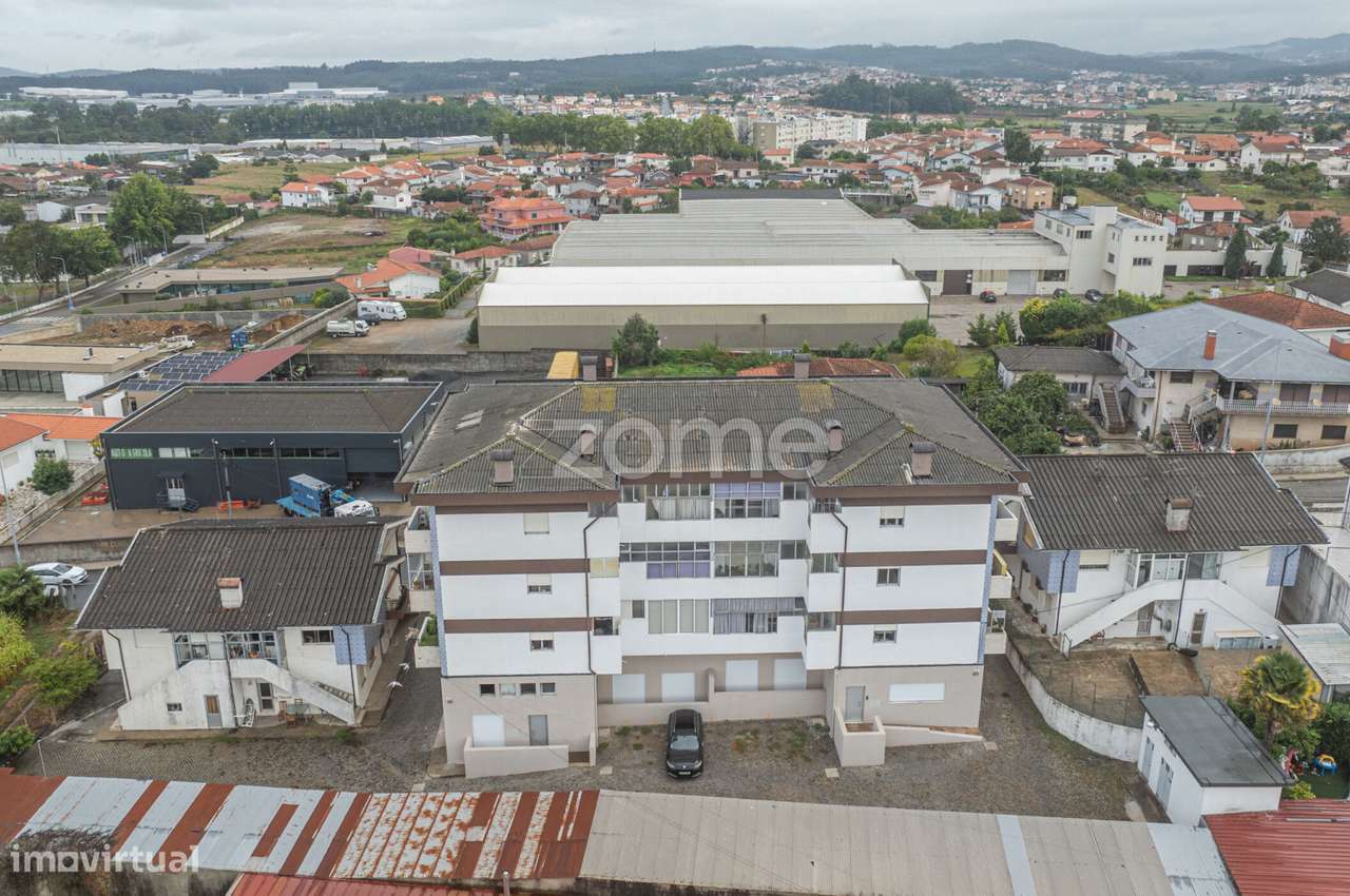 Apartamento T1 totalmente renovado, com varanda e lugar de garagem-19