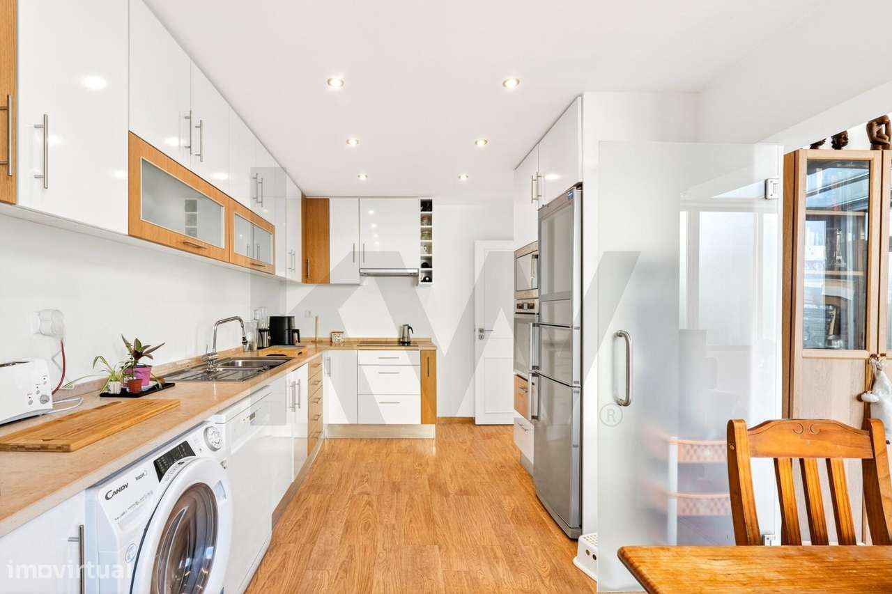 Moradia T4+1 com Piscina Coberta, Jardim e Churrasqueira em Alcoitão,-11