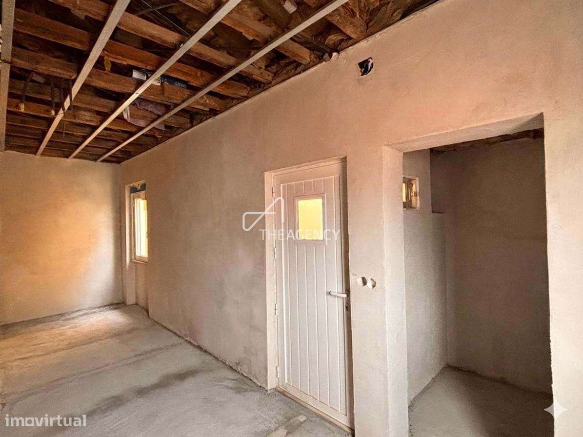 Prédio p/ Investimento em Alhandra  - 2 Estúdios para Restaurar-16