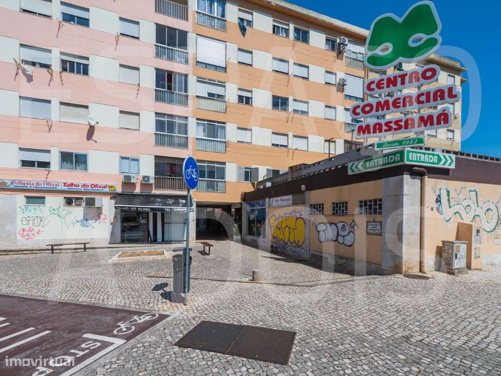 Loja, com comércio variado ; grande montra. Autocarros à porta. Com...-16