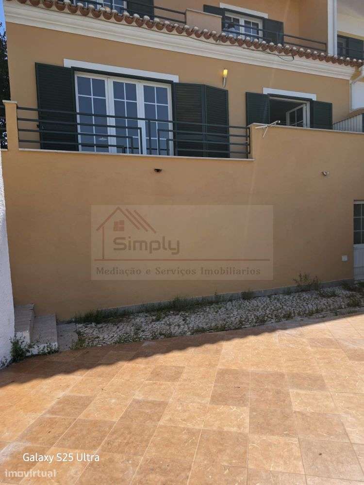 Moradia T4 com piscina e 900 m² de terreno na Quinta da Serralheira,-21
