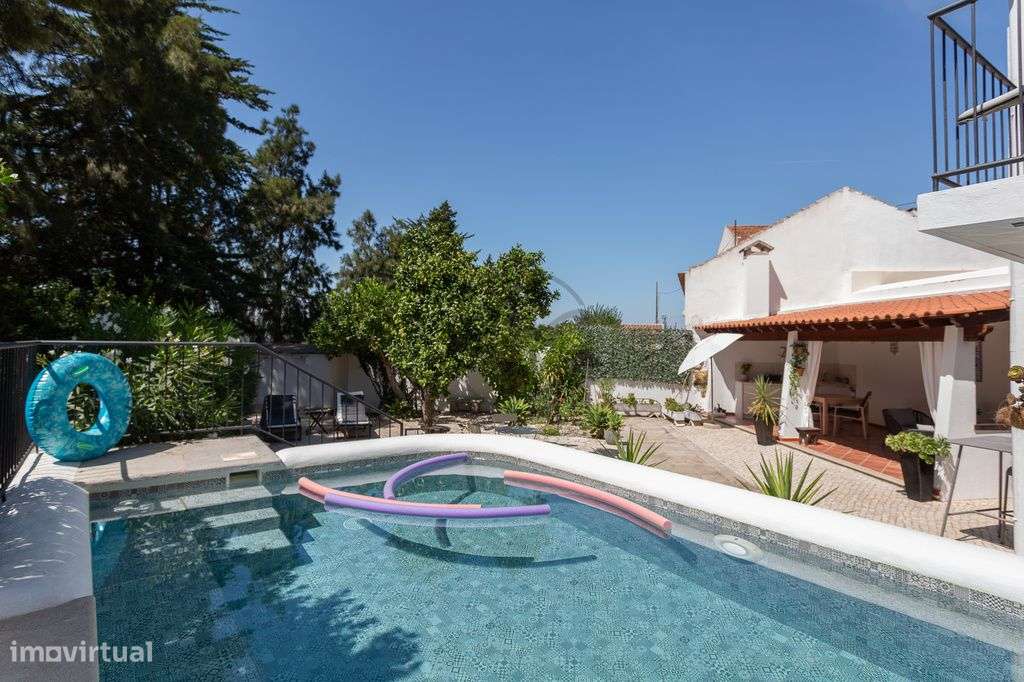 Moradia T5 com jardim e piscina no coração histórico de Azeitão-54