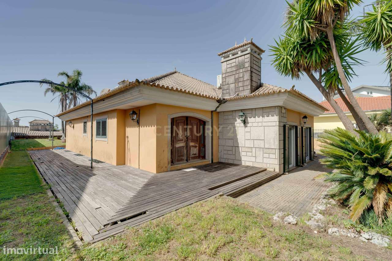 Encantadora Moradia de 4 Frentes-17