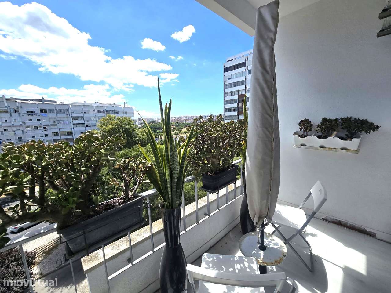 Excelente Apartamento T2 renovado com Open Space e Varanda - Almada-25