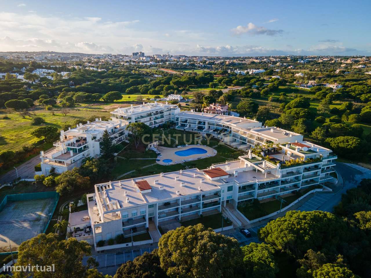 Excelente apartamento T2 com varanda ampla, piscina e campo de ténis.-26