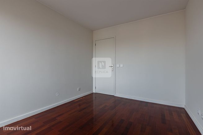 Apartamento T4 com Varanda de 31m2 e vista mar em Matosinhos-17