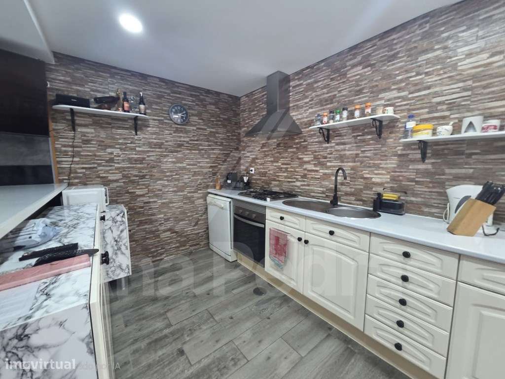 Moradia Bi-Familiar Totalmente Remodelada com Logradouro e Elevado ...-31