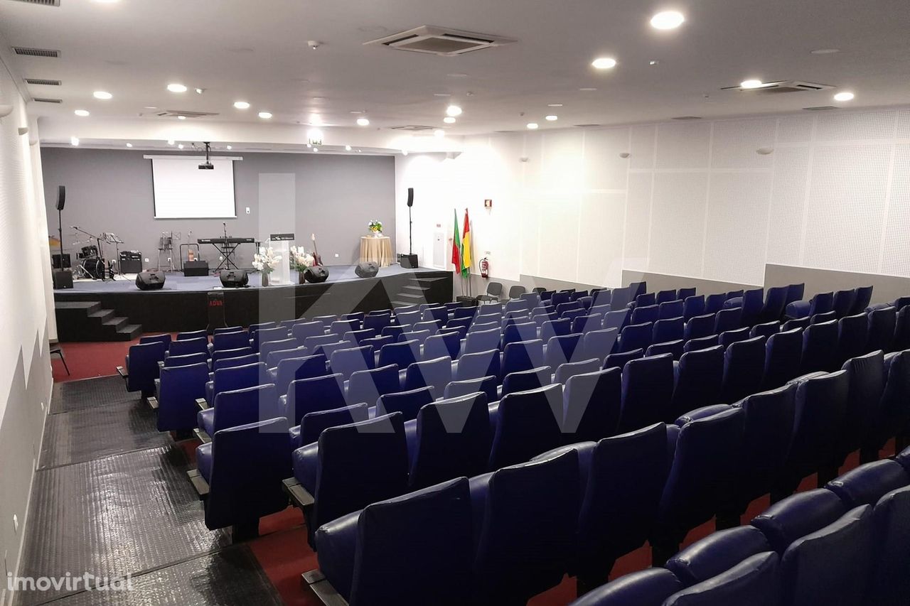 Auditório totalmente remodelado em S. Pedro do Estoril, junto à estaçã