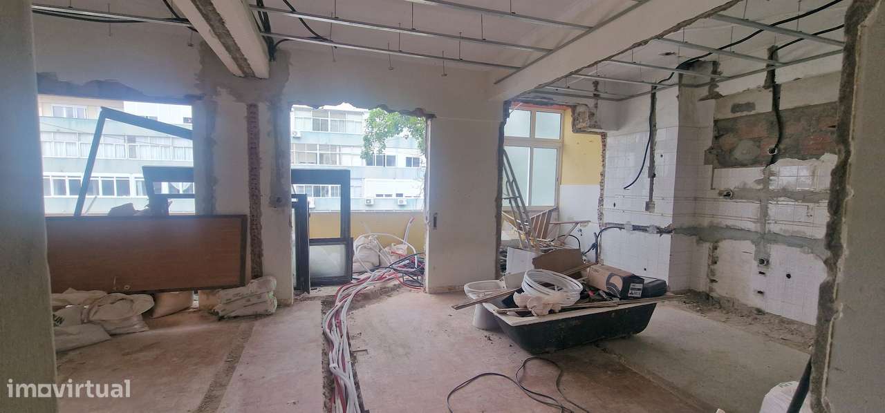 Apartamento T3 de Luxo e Modernidade no Coração de Benfica com Vista p-32