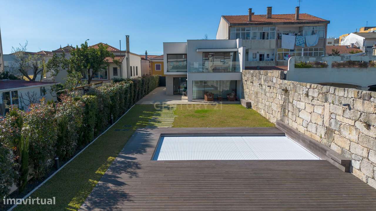 Moradia de Luxo | Construída em 2023 | Design Contemporâneo com Piscin-35