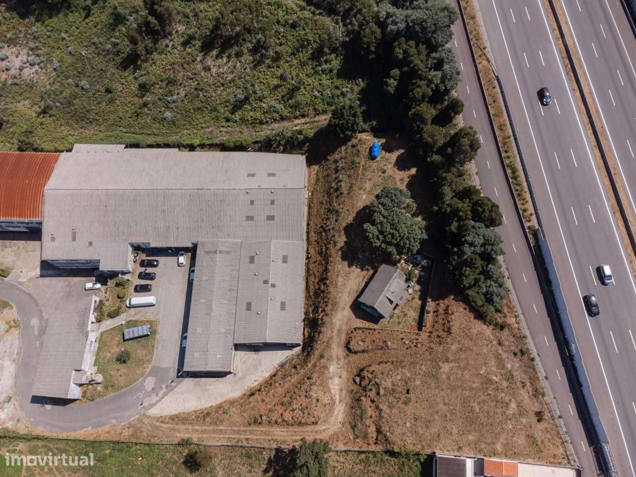 Armazéns com uma área de 5.270m2, em terreno com 14.000m2.-25