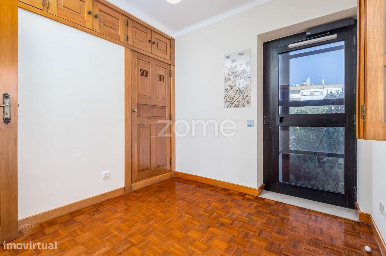 Moradia T4 (espaçosa) em Casais de Mem Martins-53