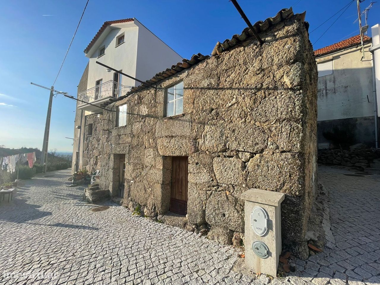 Moradia típica em granito com dois pisos e terreno em Seia - Guarda